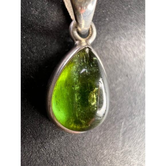 NEW Green tourmaline teardrop sterling silver pendant 1.74 grams - Picture 3 of 13